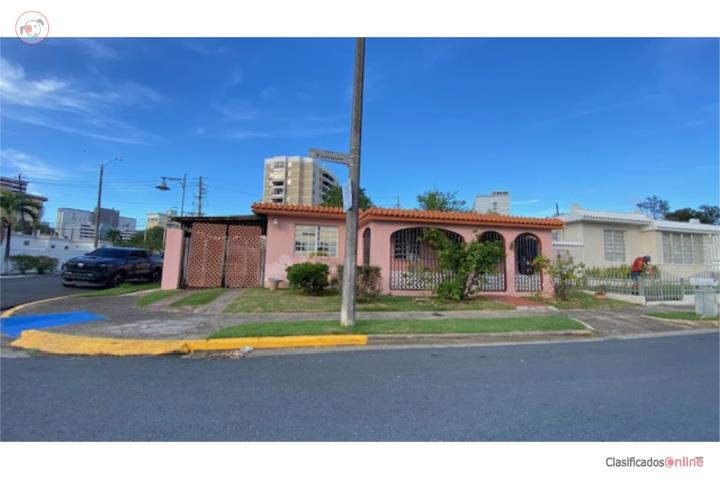 Casa terrera con tres apartamentos cerca de la avenida San Patricio