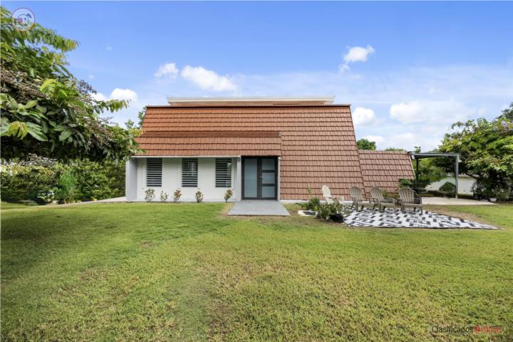 HERMOSA CASA CON CASI UNA CUERDA DE TERRENO