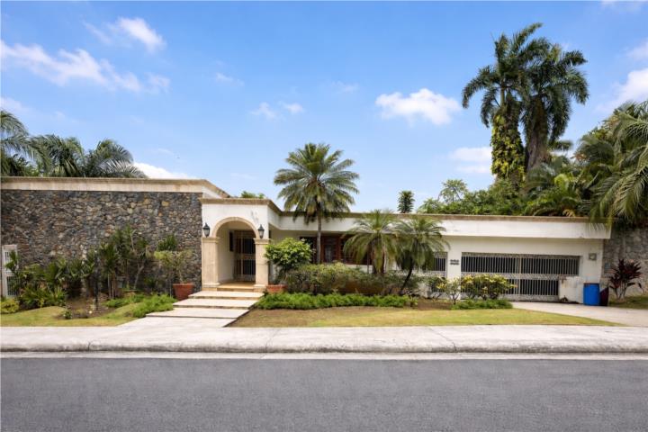 Motivados a vender! Cómoda propiedad terrera en exclusiva urbanización de Villa Caparra con tres hab