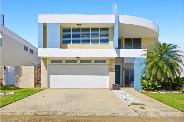 Hermosa residencia impecablemente mantenida ubicada en una de las comunidades mas completas del area.