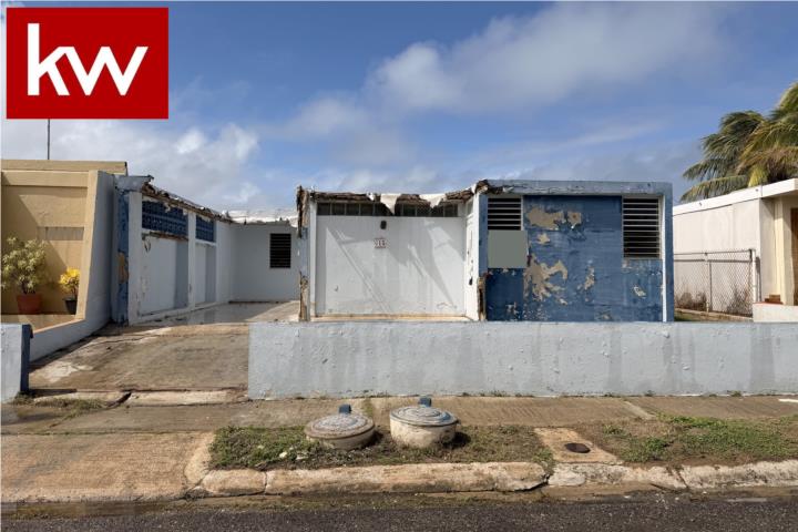 ¡ATENCIÓN INVERSIONISTAS! "Fixer-Upper" con vista al mar en Urb.