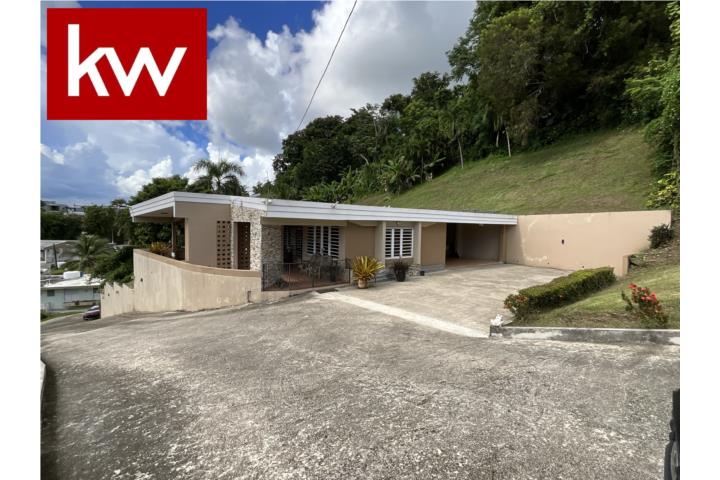 Detalles principales de la propiedad: 3,589 m/c Pies de construcción aproximadamente 4,000 pies cuad