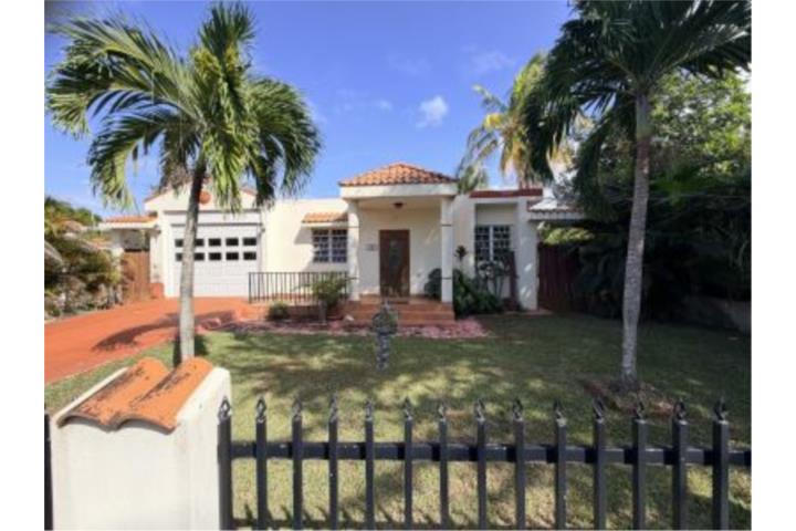 Bienvenido a esta residencia de una sola planta bien mantenida, que presenta una arquitectura clásic