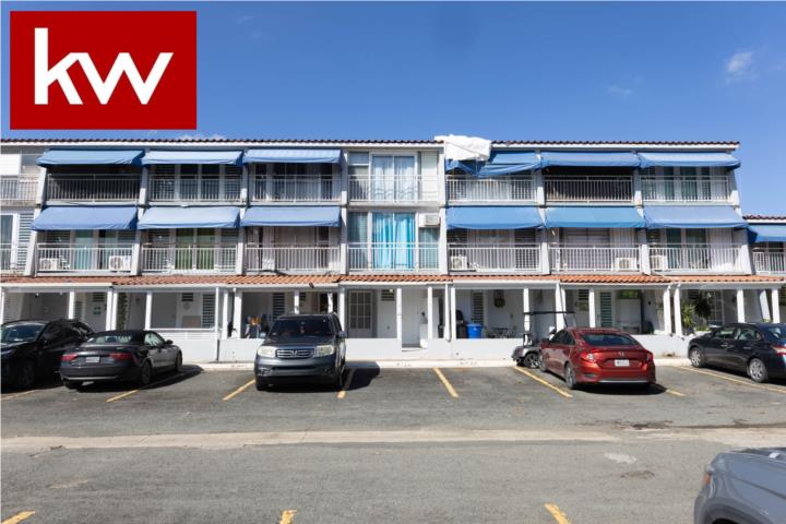 Villa de tres niveles ubicada en Villas de Playa II, dentro de una comunidad cerrada, tranquila y segura.