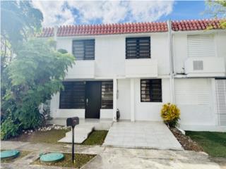 Townhouse en Garden Hills Norte