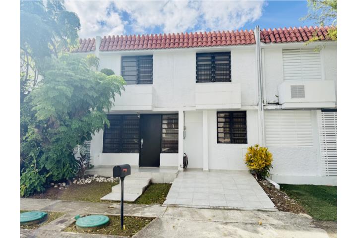 Se vende townhouse en Garden Hills Norte, sector Villa Verde en Guaynabo.