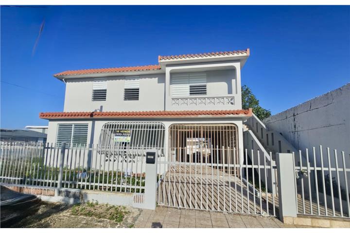 Residencia grande y renovada de 2 niveles.