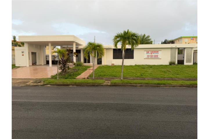 Casa cómoda con 4 cuartos 3baños y medio baño en la terraza, sala, comedor, cocina, family, area para B.