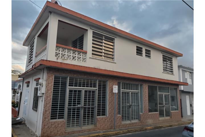 Propiedad Multifamiliar cerca de la plaza pública del pueblo de Cidra.