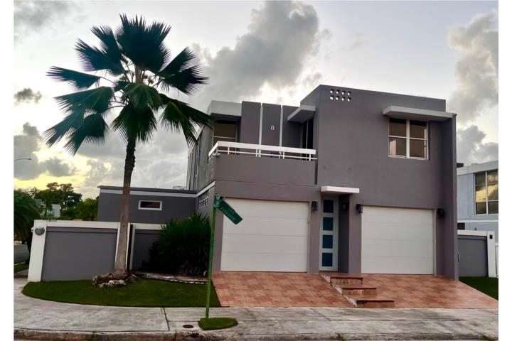 Amplia propiedad en Jardin Dorado, 5 cuartos 3 y 1/2 banos, de esquina y recien remodelada.