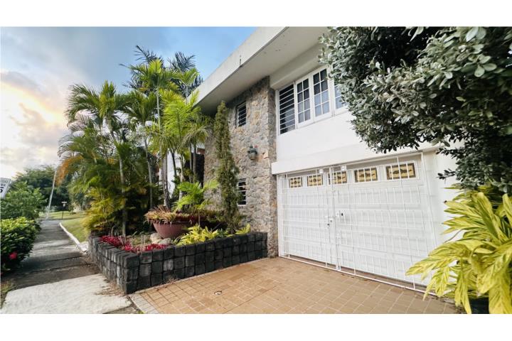 "Descubre la Joya de Ponce: Una Residencia Exquisita en Concreto Armado y Piedra" Esta impresionante