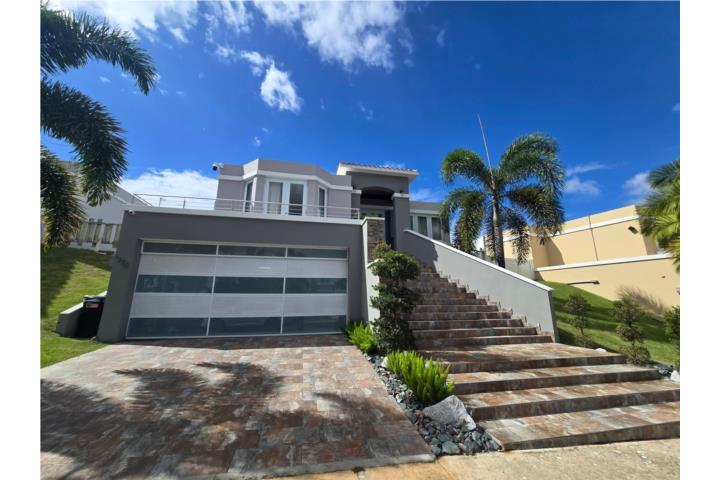 Vive donde el confort y el diseño moderno se encuentran Esta residencia totalmente remodelada lo tie