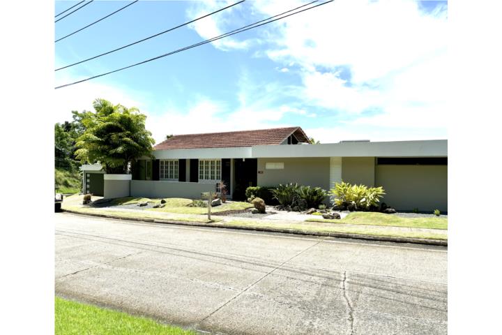 Fabulosa propiedad con hermosa vista panorámica y amplio frente! • Estilo muy elegante de un sólo nivel! • 4 hab.