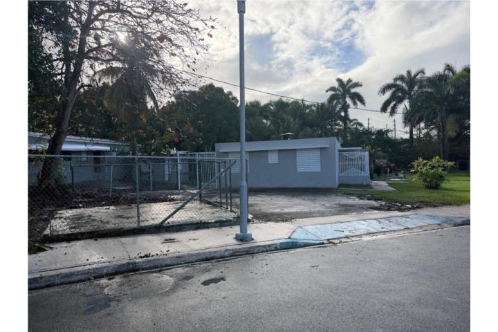 En Carolina, "La tierra de Gigantes" se encuentra disponible para tí, éste solar con dos(2) propiedades.