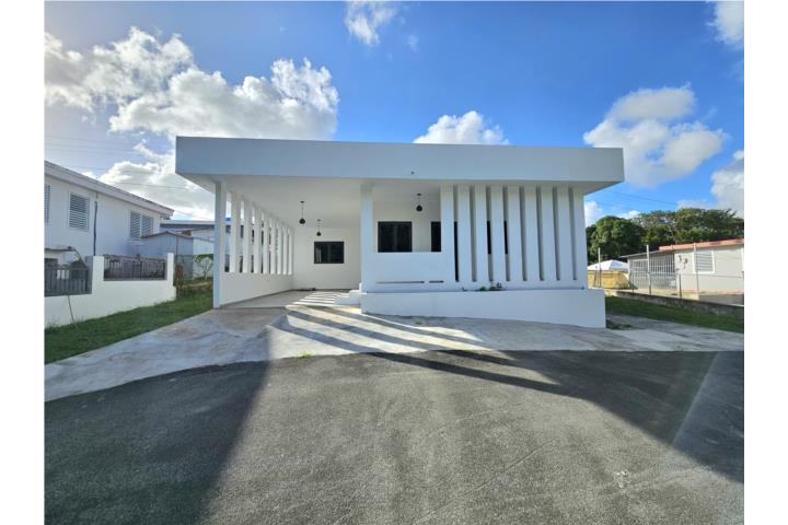 Luxury Remodeled Home on Massive Lot!