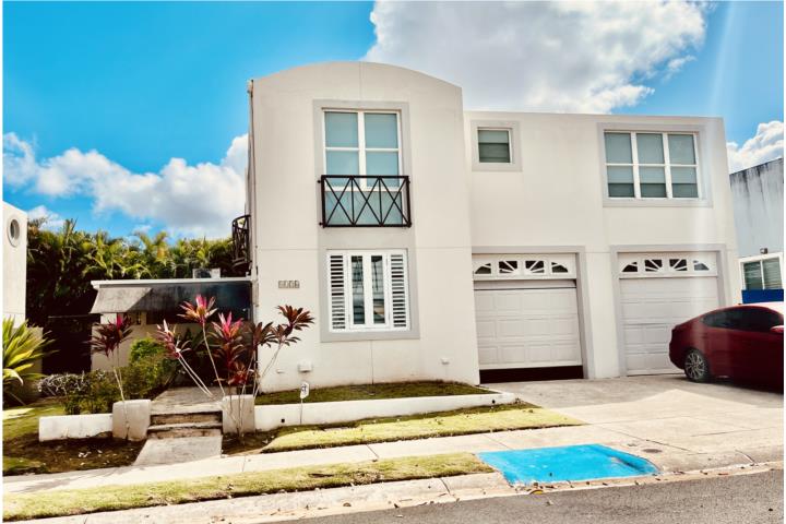 Casa con piscina y terraza en Villa Caribe dentro de Hacienda San Jose.