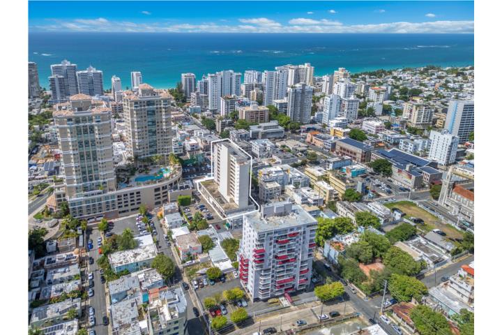 Ubicado en el Condominio Balmoral, en San Juan, entre Santurce y Condado, este acogedor apartamento