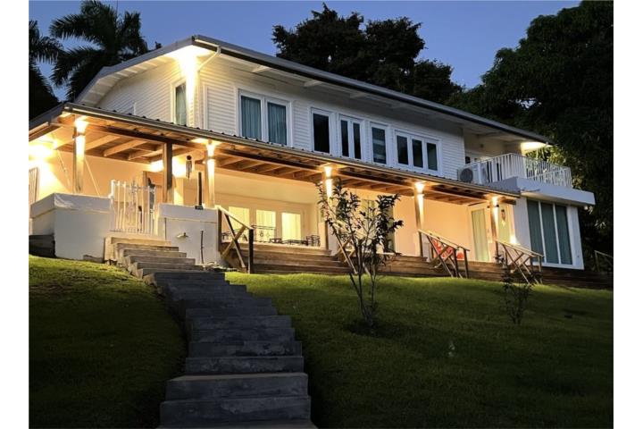 Esta hermosa propiedad ubicada en el barrio Sonadora ofrece amplios espacios ideales para el disfrute y la comodidad.