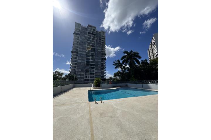 Excelente apartamento remodelado de 3 recámaras y 2 baños, con sala-comedor, cocina y balcón (incluy