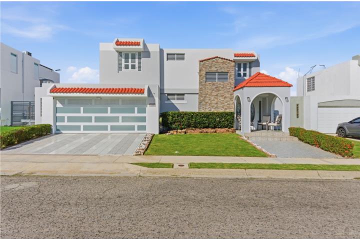 Mint Conditions Fully Turnkey Property Just 5 Minutes from the Beach THIS PROPERTY HAS ALL YOU NEED