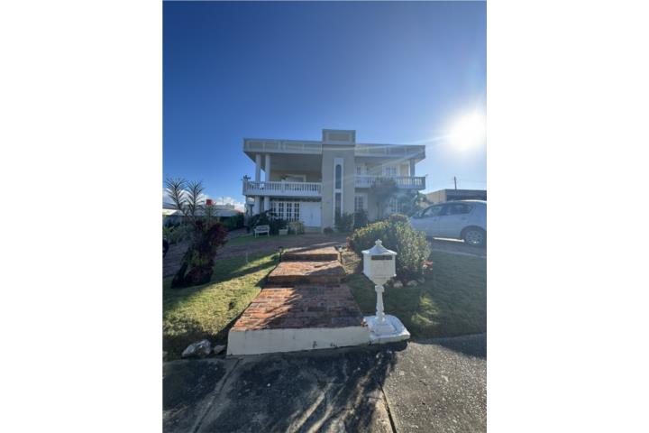 Características de la Propiedad: Dos niveles de amplio espacio: Primer nivel: 3 Habitaciones 4 Baños