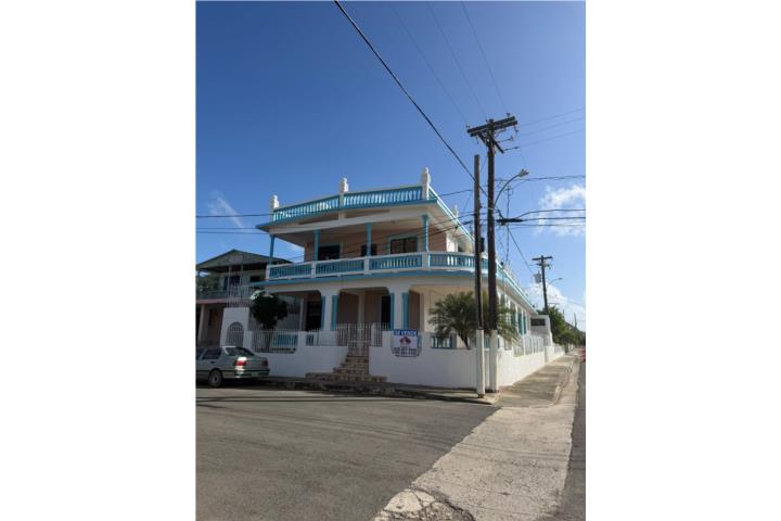 MIRA ESTA GRAN PROPIEDAD ESQUINA, AMPLIA Y CON TODO LO QUE TIENE PARA OFRECER EN EL MALECÓN DE GUÁNICA.