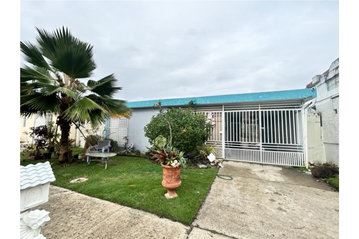 Se venda casa de 3 cuartos 1 baño en la Urbanización Levittown Lakes, marquesina y patio cómodo.