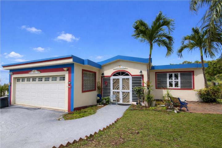 Espaciosa residencia, lista para mudarse, en el campo de Bayamón.