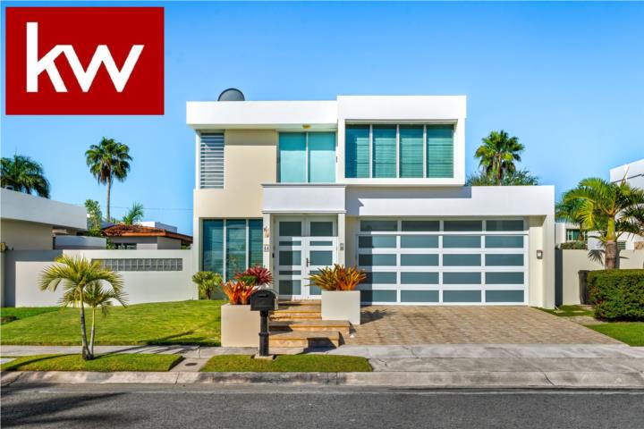 Residencia de dos niveles ubicada en la urbanización Paseo Real, una comunidad con doble acceso cont