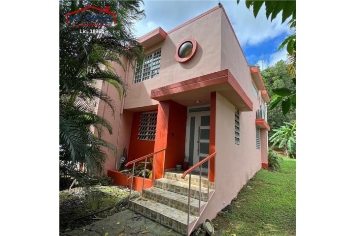 AMPLIA Y RODEADA DE VEGETACIÓN.