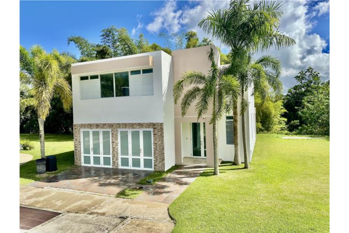 Espectacular residencia en amplio y hermoso terreno en final de calle sin salida, de 4 habitaciones