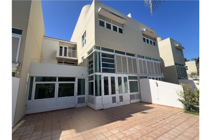 Villas del GOlf en Dorado, 3 niveles con ascensor para maxima comodidad, 4 habitaciones y 4.