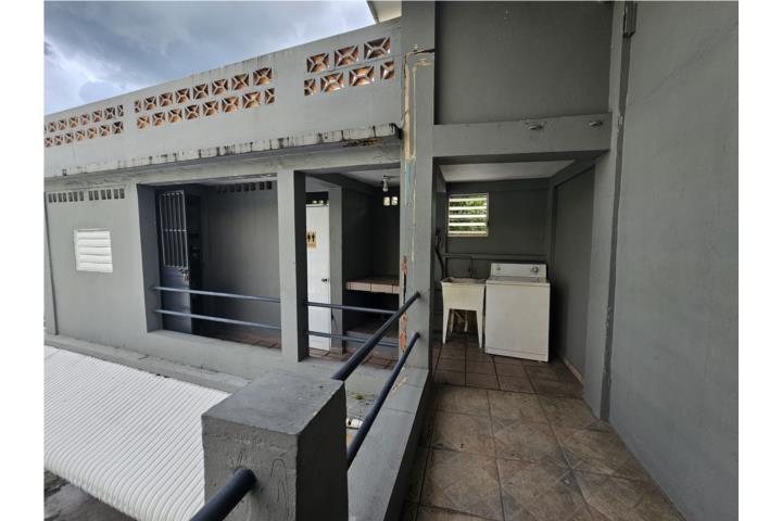 Edificio comercial con unidades de vivienda