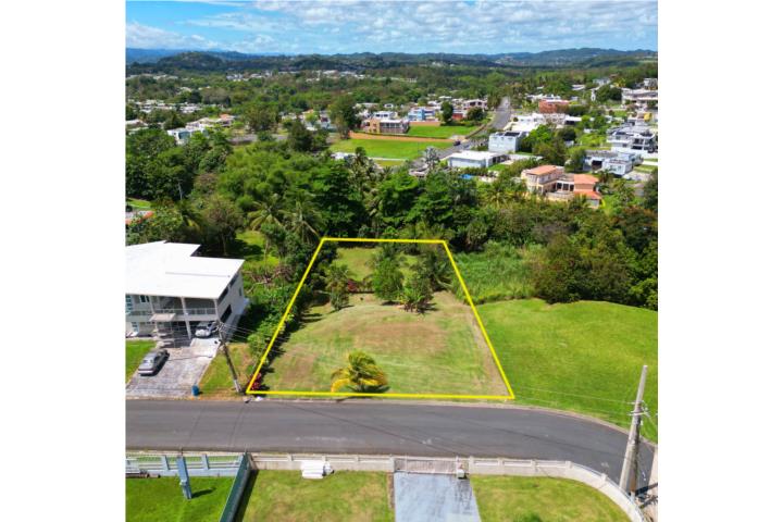 Hermoso y amplio solar en la Urbanización Haciendas Del Caribe en Toa Alta, Puerto Rico Este solar p