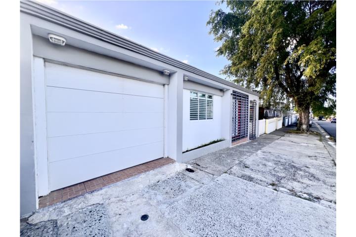 Totalmente remodelada, supercentrica, muy comoda consta de 3 habitaciones y 2 baños, la habitación p