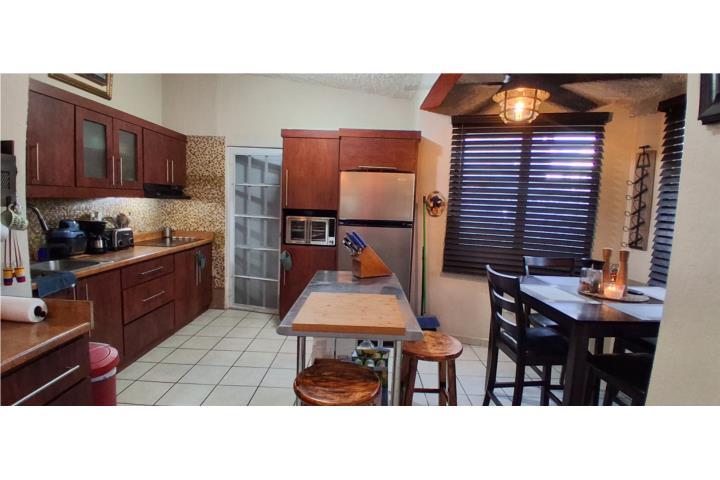 ¡Casa remodelada y totalmente amueblada en venta! Disfruta de la comodidad y el estilo en esta hermo