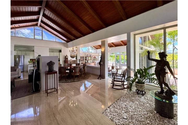 Fabulosa propiedad con hermosa vista panorámica y amplio frente! • Estilo muy elegante de un sólo nivel! • 4 hab.