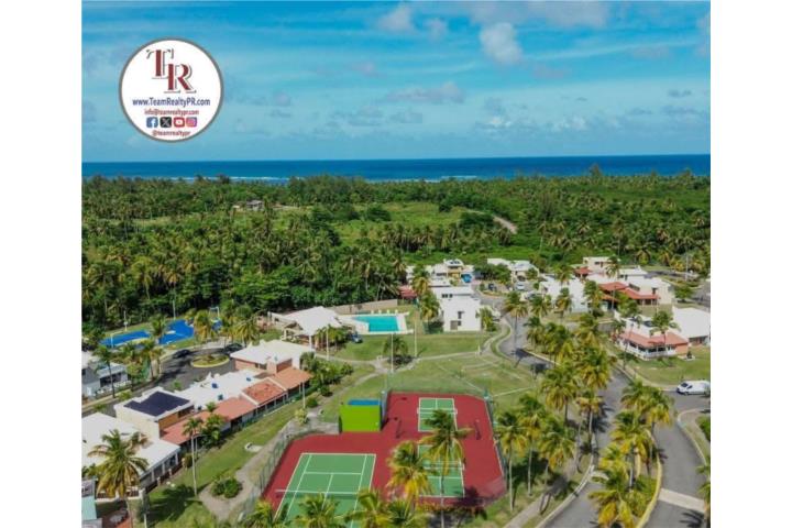 En Solimar, Luquillo — a menos de 500 metros de la playa — se encuentra esta casa de esquina de dos