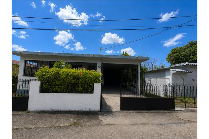 ¡SE VENDE! Casa equipada y semi-amueblada