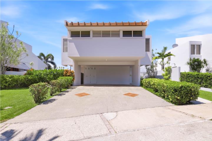 Exclusive villa with open-concept and a view