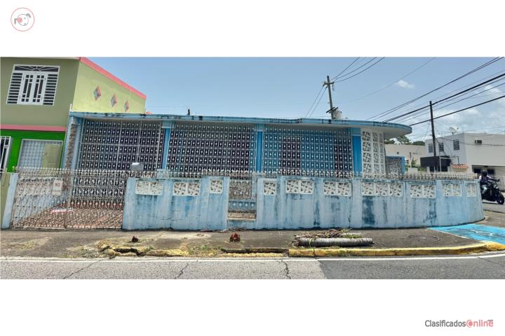 Commercial in San Salvador, Manatí