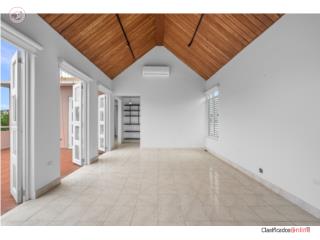 Bright penthouse 3/3 in Condado $585,...