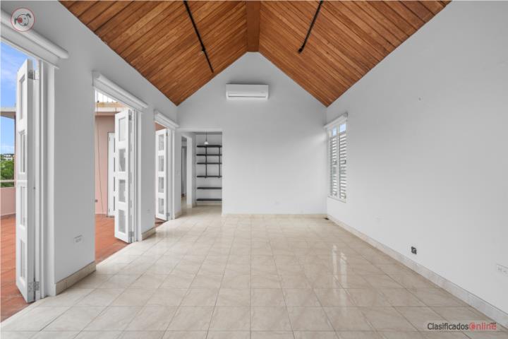 Bright penthouse 3/3 in Condado $585,000