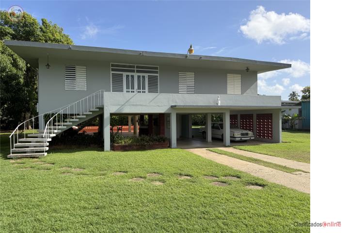 Casa frente a la PR-2 en Bo. Santana, Arecibo
