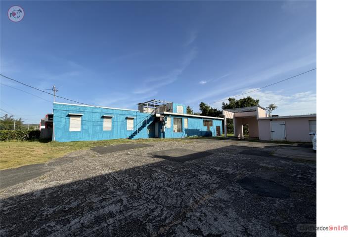 Propiedad comercial frente a PR2 en Arecibo