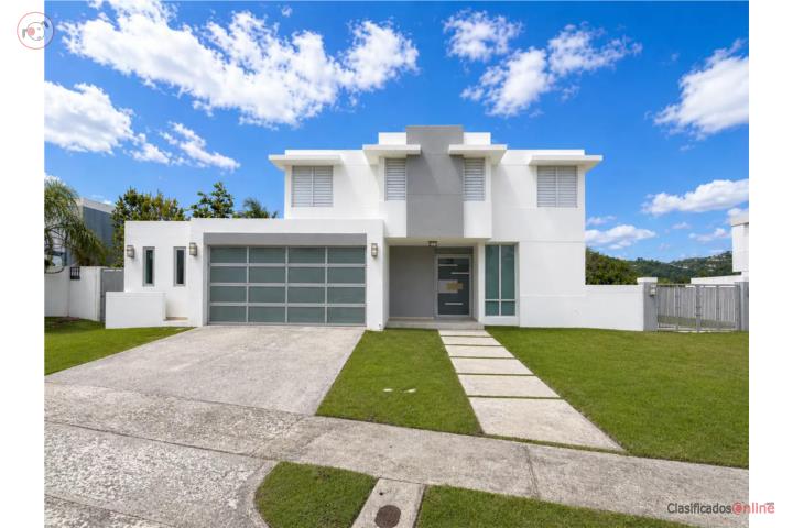 Casa con piscina Lomas de La Serranía Caguas
