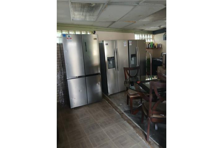 Variedad de neveras de diferentes marcas