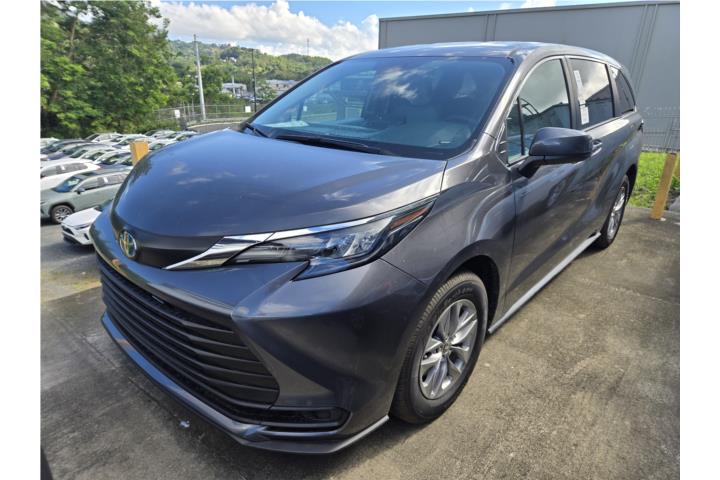 2025 Toyota Sienna LE