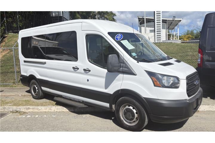 Ford Transit Van de 12 Pasajeros