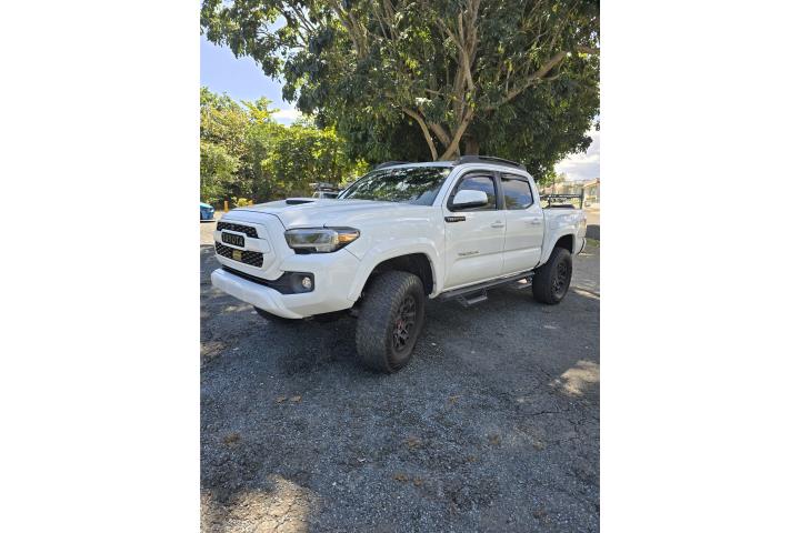 Toyota Tacoma TRD Sport 2022 con 19mil millas